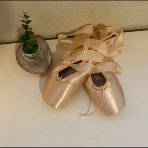 Bloch pointe shoes
